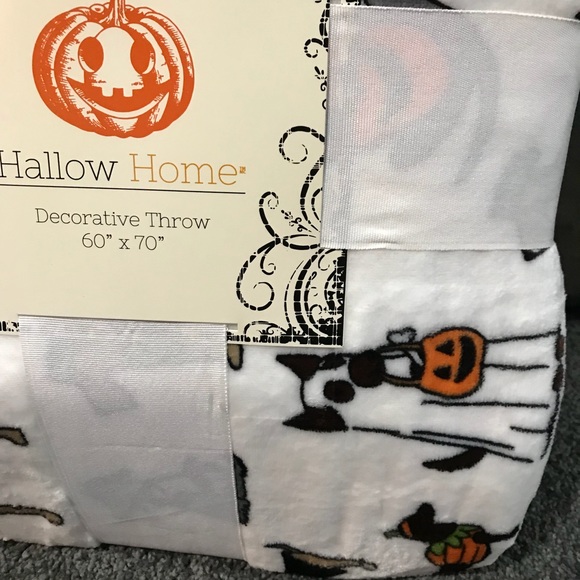 Hallow Home Halloween Dog in costume Throw - Picture 4 of 8